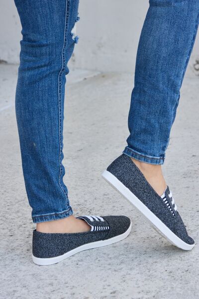 Round Toe Slip-On Flat Sneakers